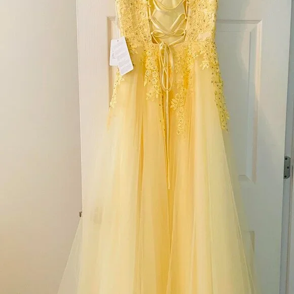 NWT: Prom Dress in Trendy Pale Yellow! Size 4 - Picture 3 of 5
